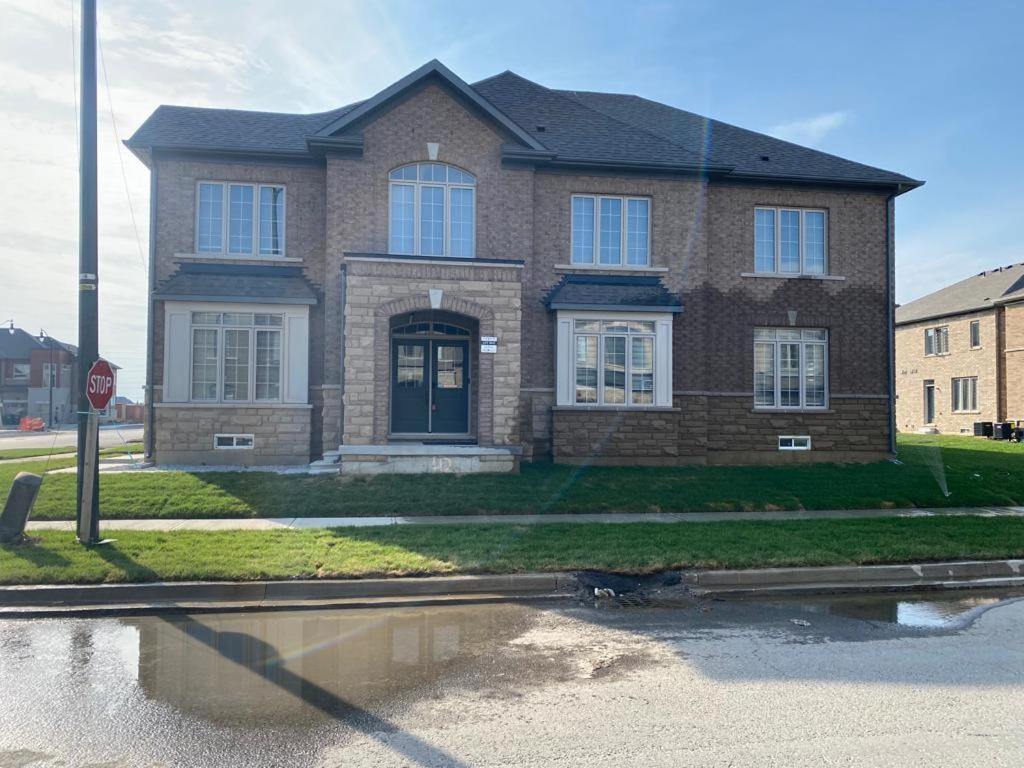 Vila 537 Veterans Dr Brampton On L7A 0C4 Exteriér fotografie